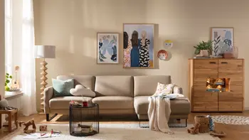 Ein Wohnzimmer mit einem brauen Ledersofa.